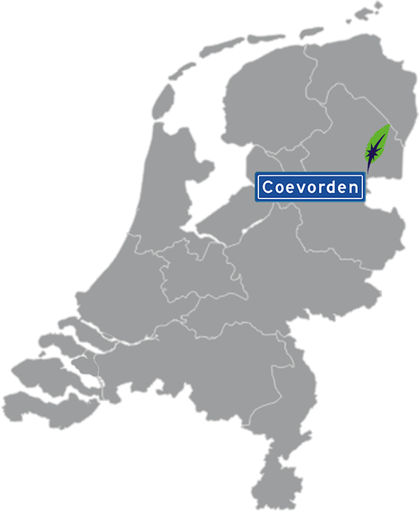 Grijze kaart van Nederland met Coevorden aangegeven voor maatwerk taalcursus Spaans zakelijk - blauw plaatsnaambord met witte letters en Dagnall veer - transparante achtergrond - 600 * 733 pixels